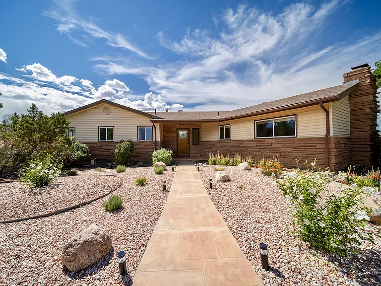 425 Rio Vista Rd — Photo 1