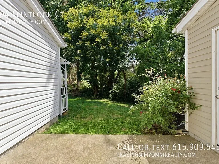 704 Courtney Ct — Photo 3