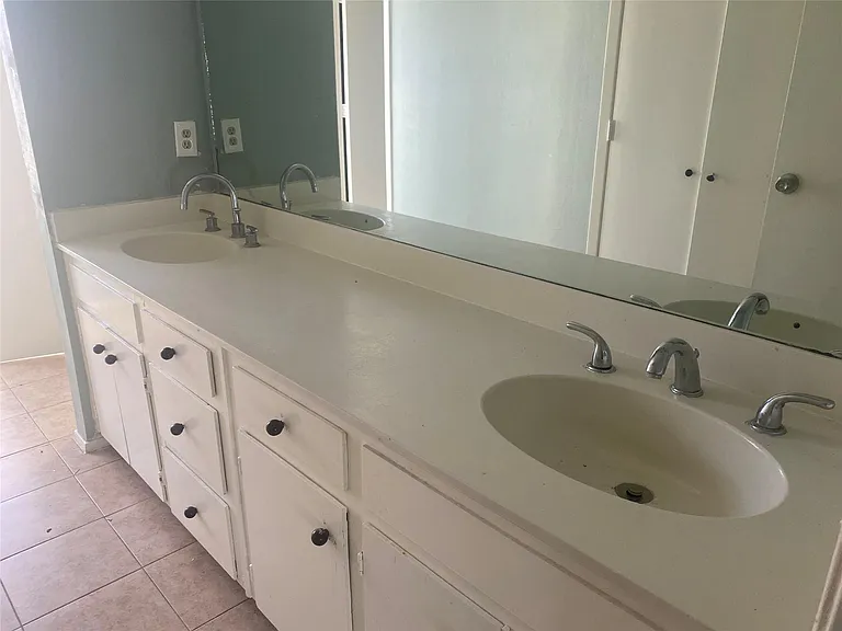 501 Towne House Ln — Photo 16