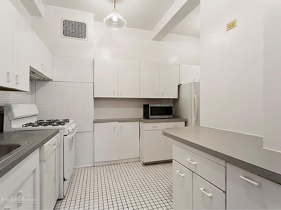 4th image of 415 E 52nd St APT 11GC