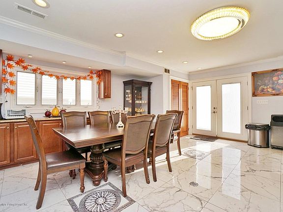 5th image of 82 Thornycroft Ave