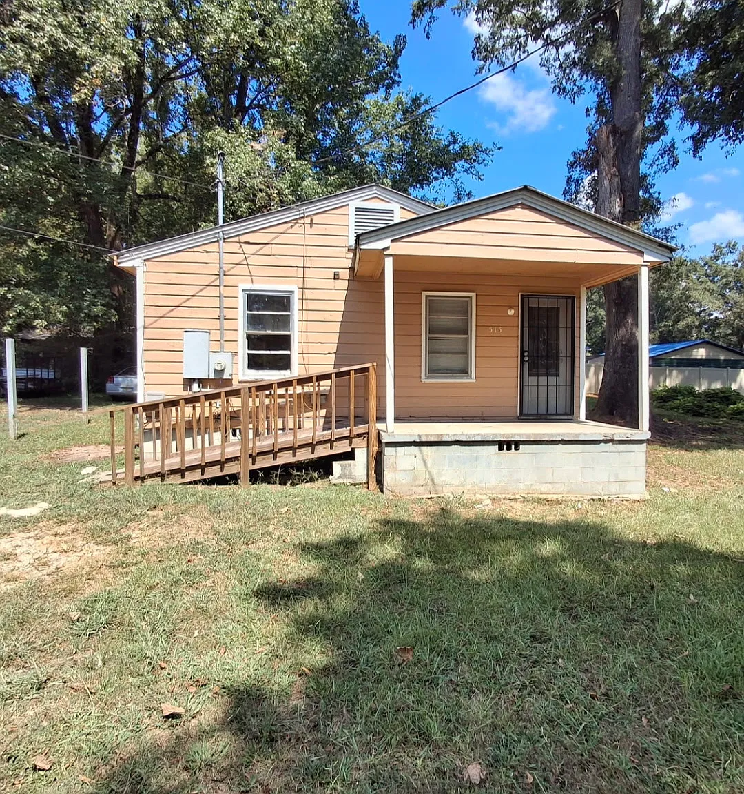 3 bed, $800 — Photo 1