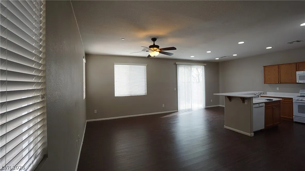 4 bed, 2.5 bath, 1627 sqft, $1,990 — Photo 2