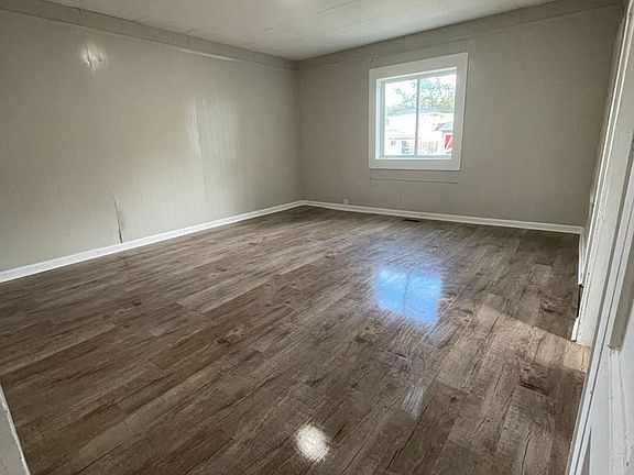 4th image of 320 S Ash St