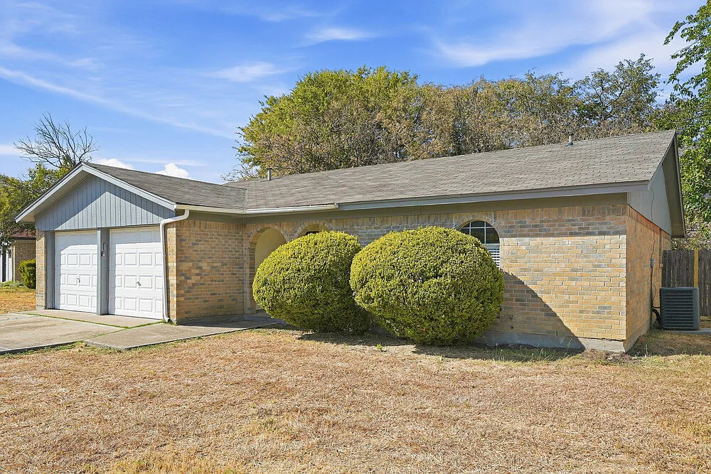3 bed, 2.0 bath, 1356 sqft, $1,900 — Photo 3