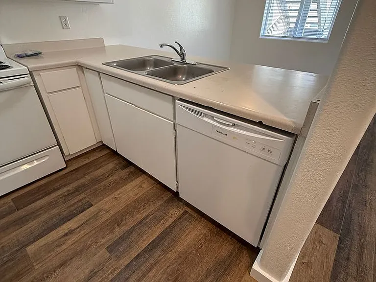 754 N Riverside Ave — Photo 12
