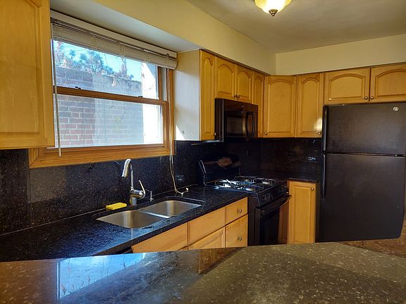 5th image of 7532 N Rogers Ave #2