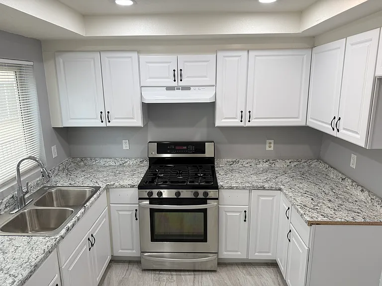 2255 E Sunrise Ln #B — Photo 6