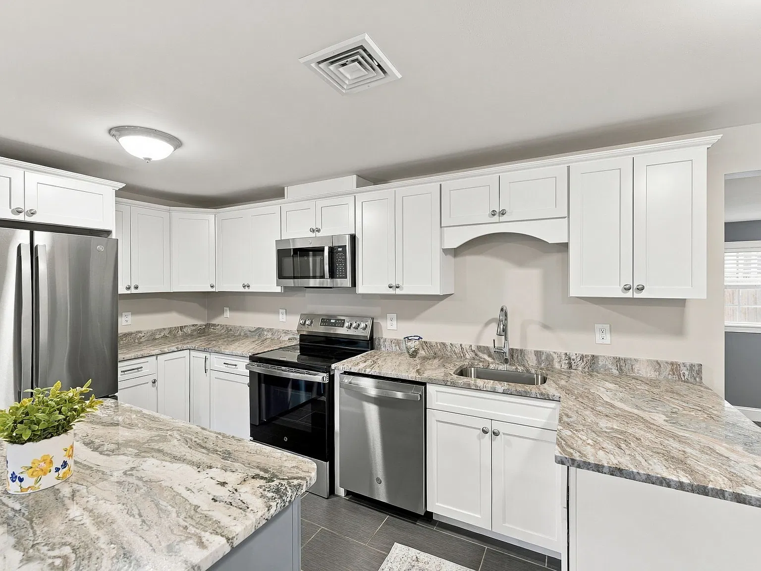 3 bed, 1300 sqft, $3,200 — Photo 4