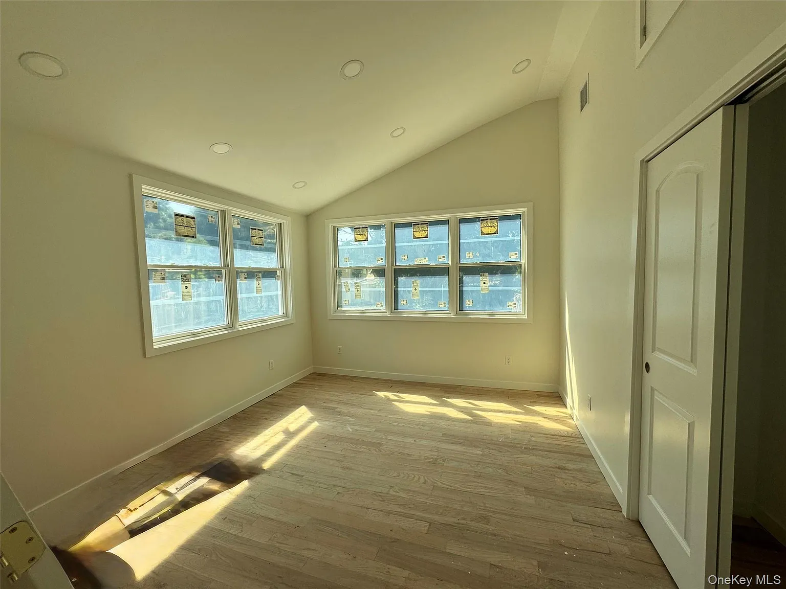 3 bed, 1.0 bath, 732 sqft, $5,300 — Photo 3