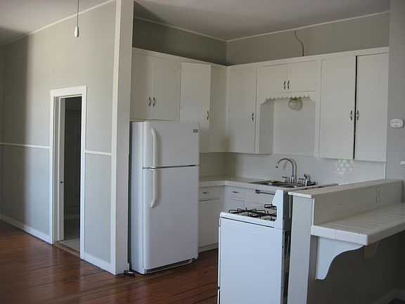 2nd image of 140 1/2 E San Antonio St #4