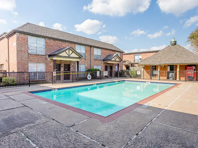 La Estancia Apartments — Photo 9