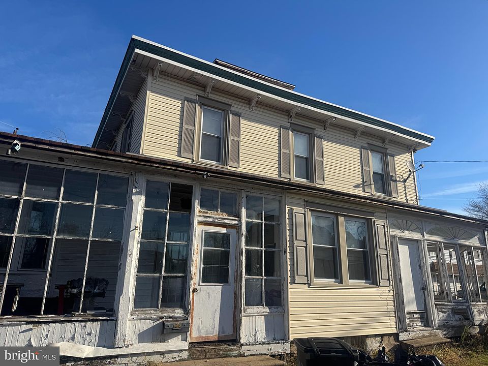 2nd image of 601 Maple Ave