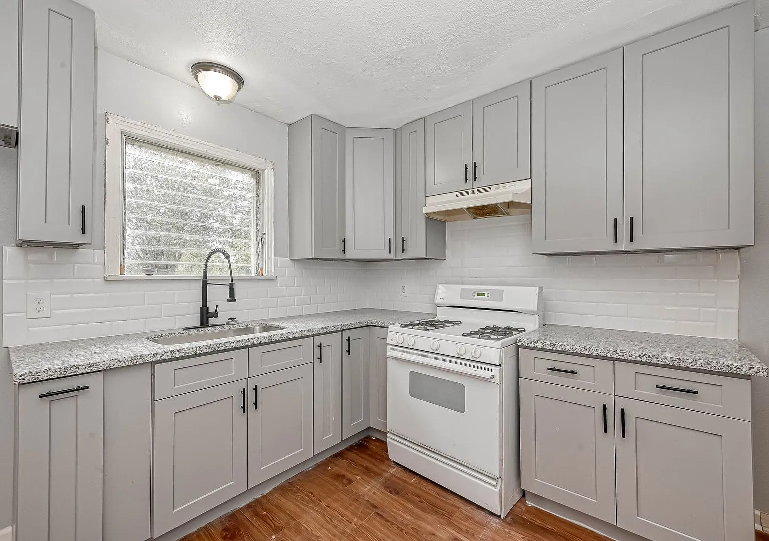 Spacious 4-Bedroom Home in Houston Housing Vouchers Welcome! — Photo 4