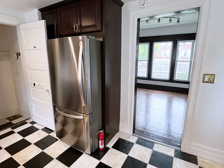1112 Salina St — Photo 4