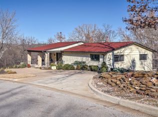 7349 S Sleepy Hollow Dr, Tulsa, OK 74136