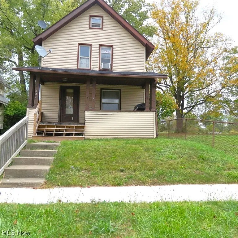 527 Laird Ave SE photo 1