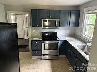 4th image of 826 W Davidson Ave