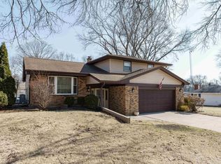 2214 Pinedrop Pkwy, Rockford, IL 61108