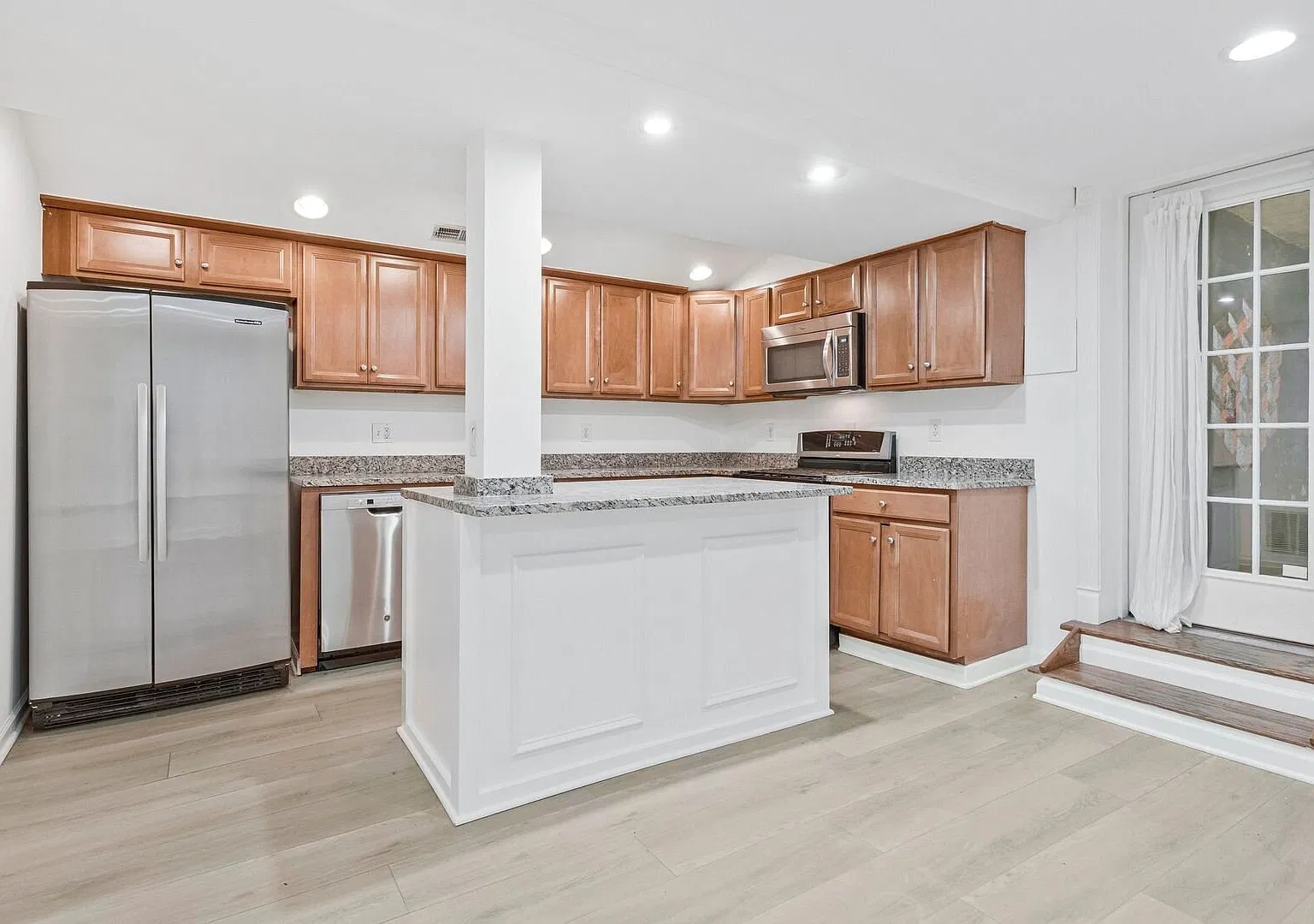 Gorgeous 2Bed/1Bath in the Middle of Everything! High Ceilings + Private Entrances — Photo 4