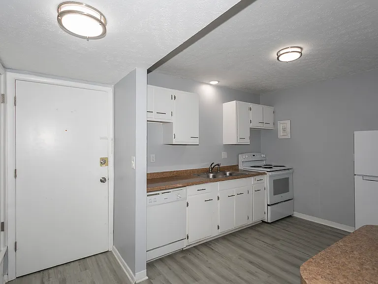 1733 W 24th St #15 — Photo 7