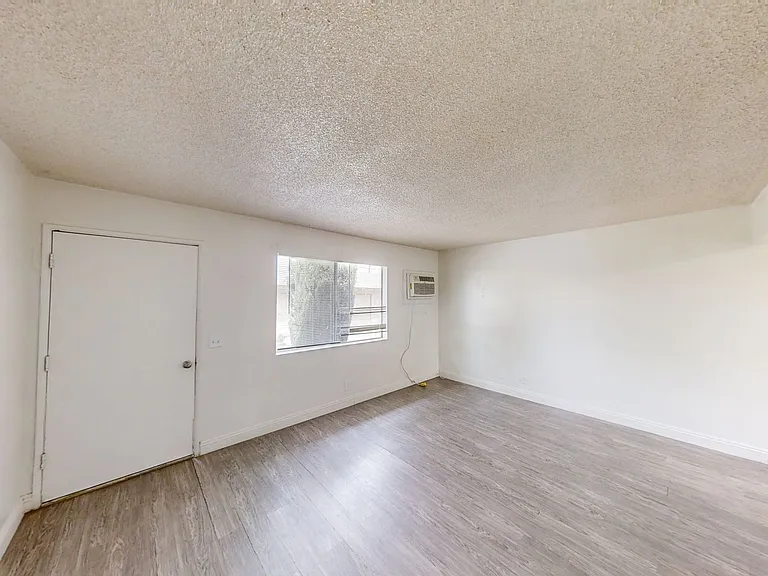 34261 Avenue J — Photo 2