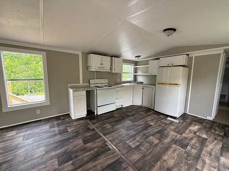 115 Linden Ln — Photo 4