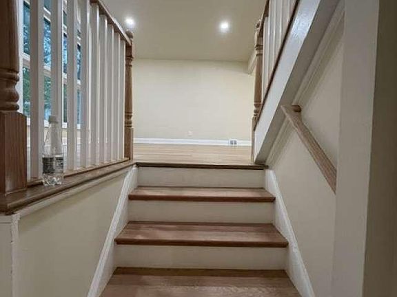5th image of 26 Camelot Dr