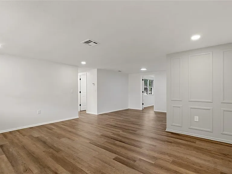 5165 Greenwood St — Photo 5