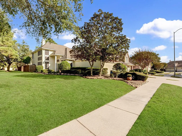 10222 Thornleaf Ln — Photo 1