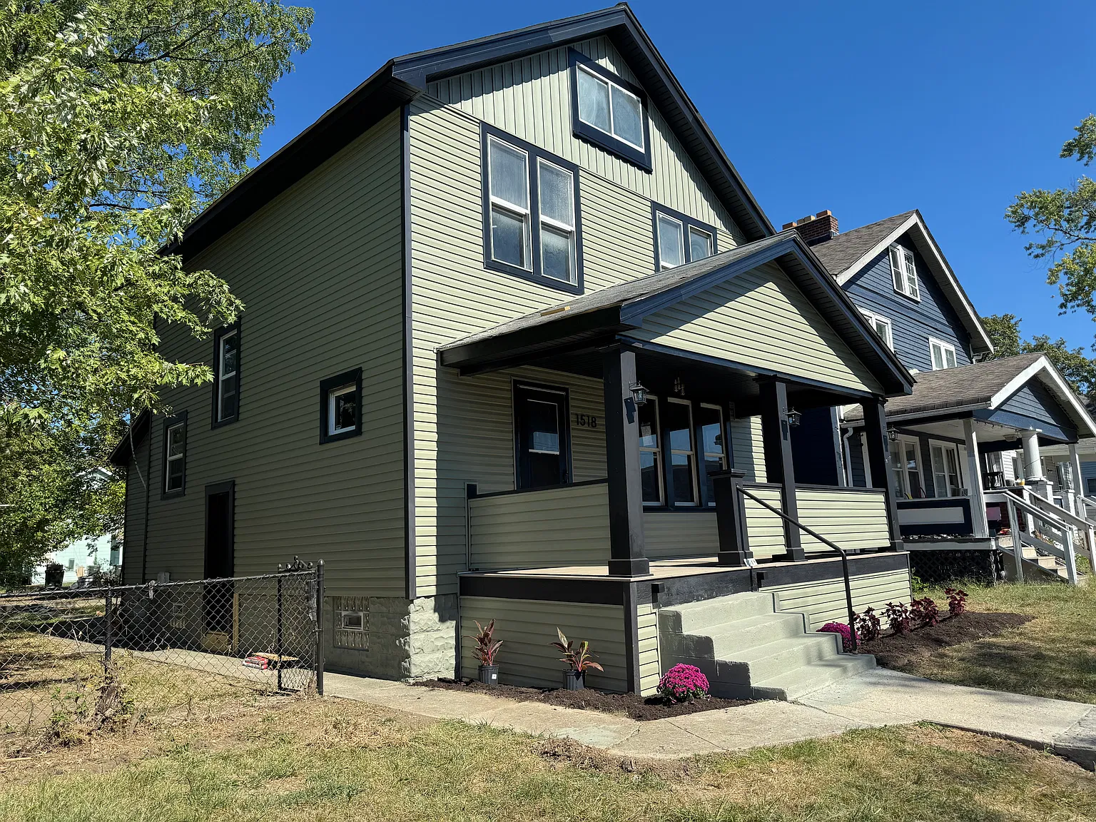 1518 Loretta Ave — Photo 3