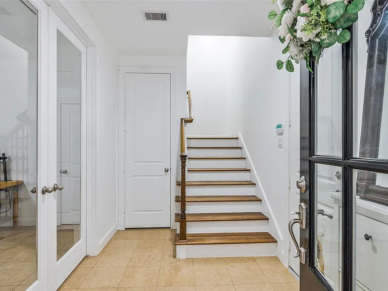 8817 Lakeshore Bend Dr — Photo 3