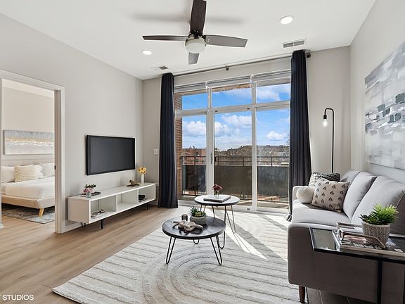 3rd image of 2935 N Clybourn Ave Unit 402