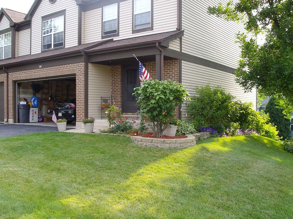 End Unit w/ nice landscaping