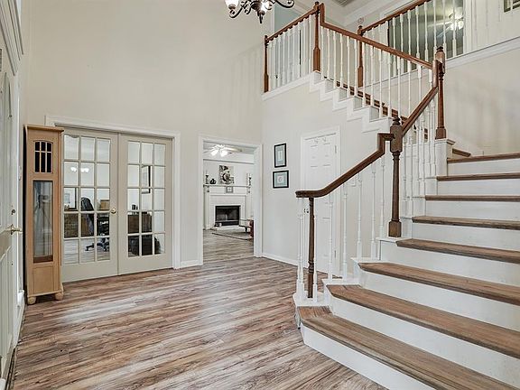 GRAND 2 STORY FOYER AND STAIRWAY WITH WOOD TREAD.