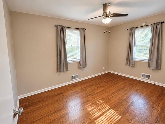 5th image of 302 NE Howard Ave