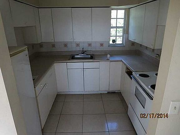 4th image of 1089 NE 158th St