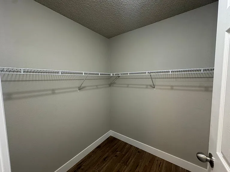 Cozy 2bd/1ba North West Apartment | On-Site Laundry | Pet Friendly | Off-Street Parking | Avail U... — Photo 12