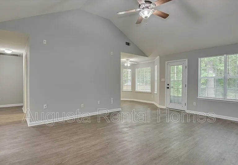 690 Monroe St — Photo 10