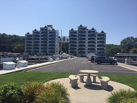 2nd image of 2964 Lakeshore Dr Unit W302