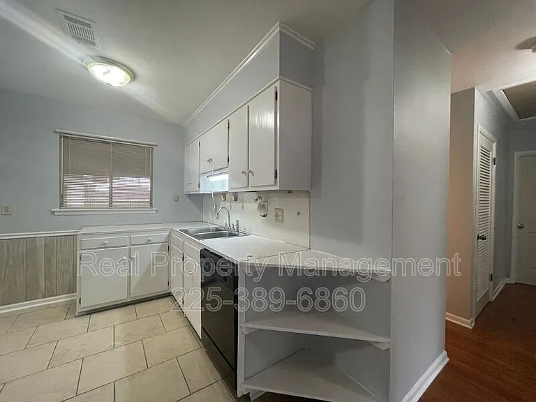 1875 Lombard Dr — Photo 5