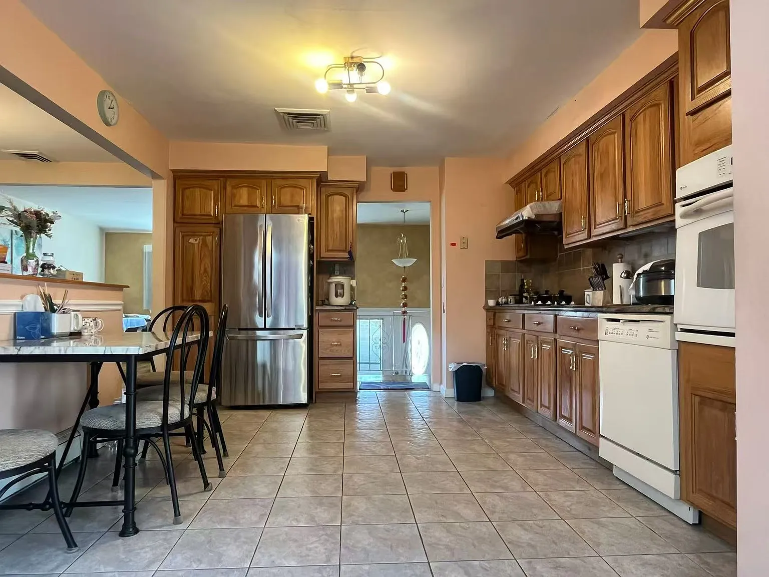 5 bed, 1800 sqft, $5,200 — Photo 2