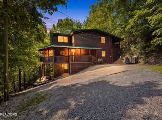 2202 Applewood Rd, Pigeon Forge, TN 37862
