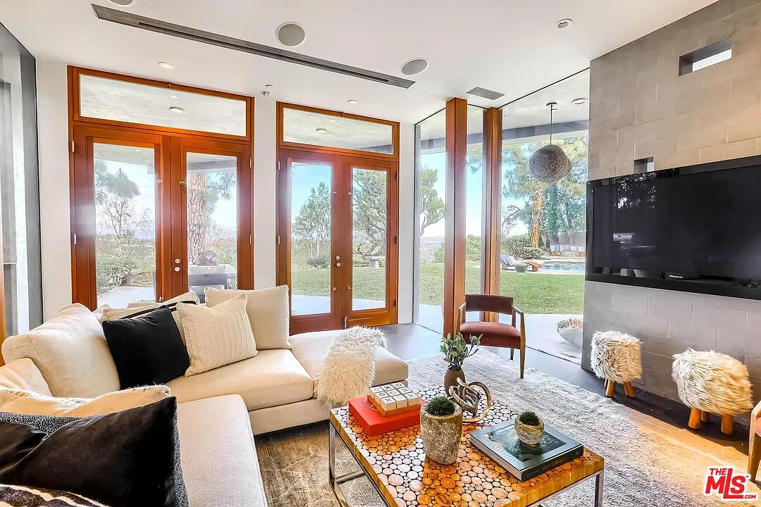 6 bed, 5.5 bath, 6767 sqft, $24,999 — Photo 4