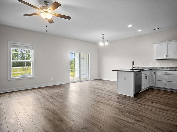 5th image of 213 Verrazzano Ln