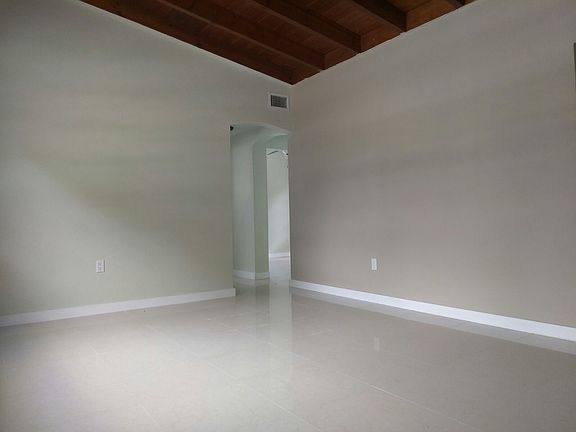 5th image of 330 NE 127th St