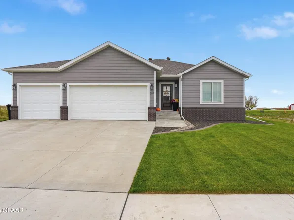397 Wren Dr, Grand Forks, ND 58201
