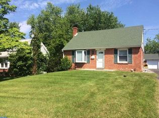 907 Greenbriar Ln, Springfield, PA 19064