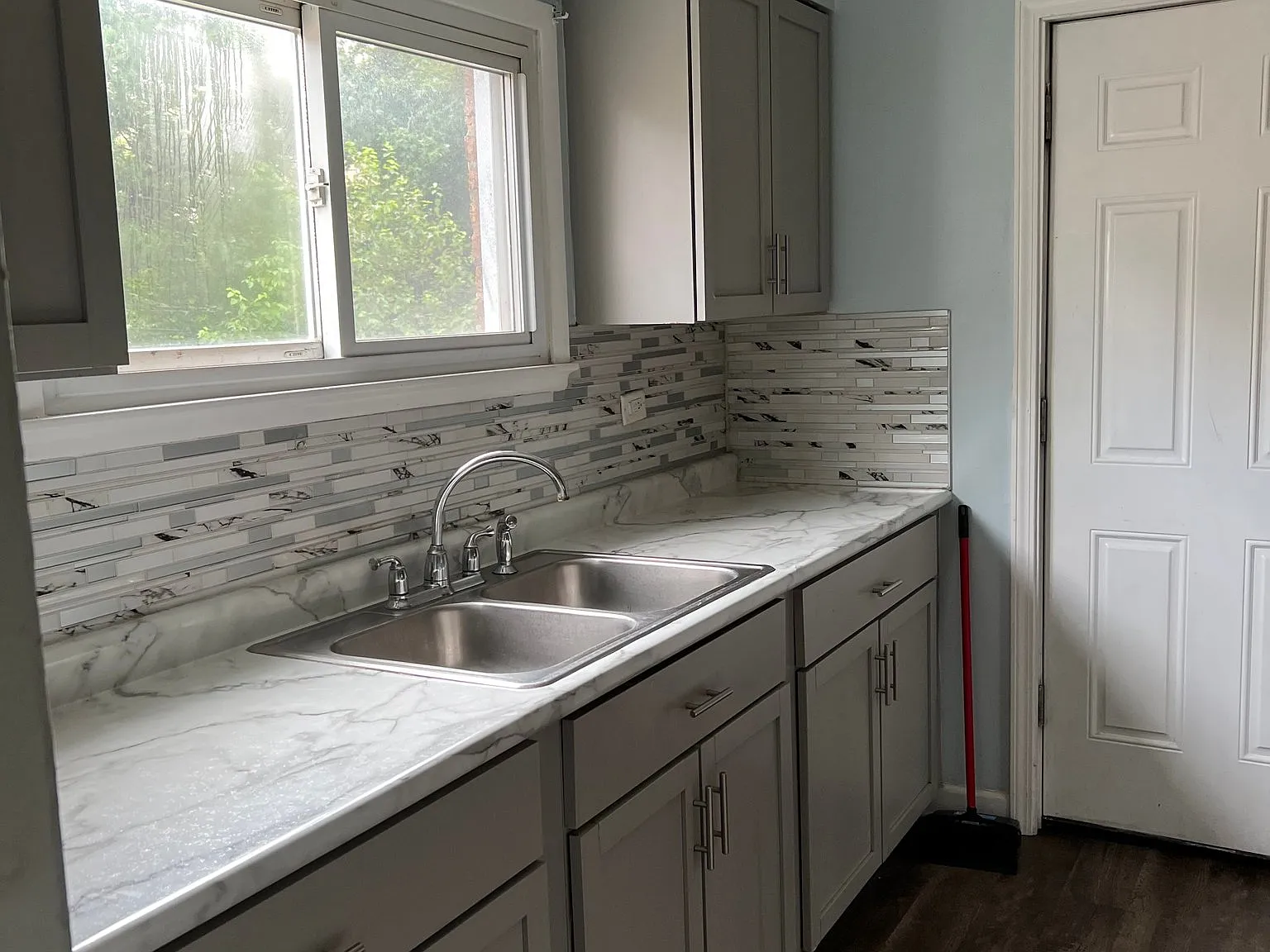 East Hazel Crest Gem - 3 Bedrooms & Private Laundry — Photo 2