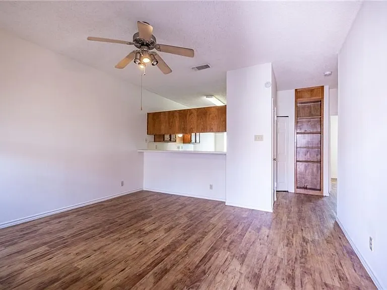2414 Longview St #302 — Photo 3